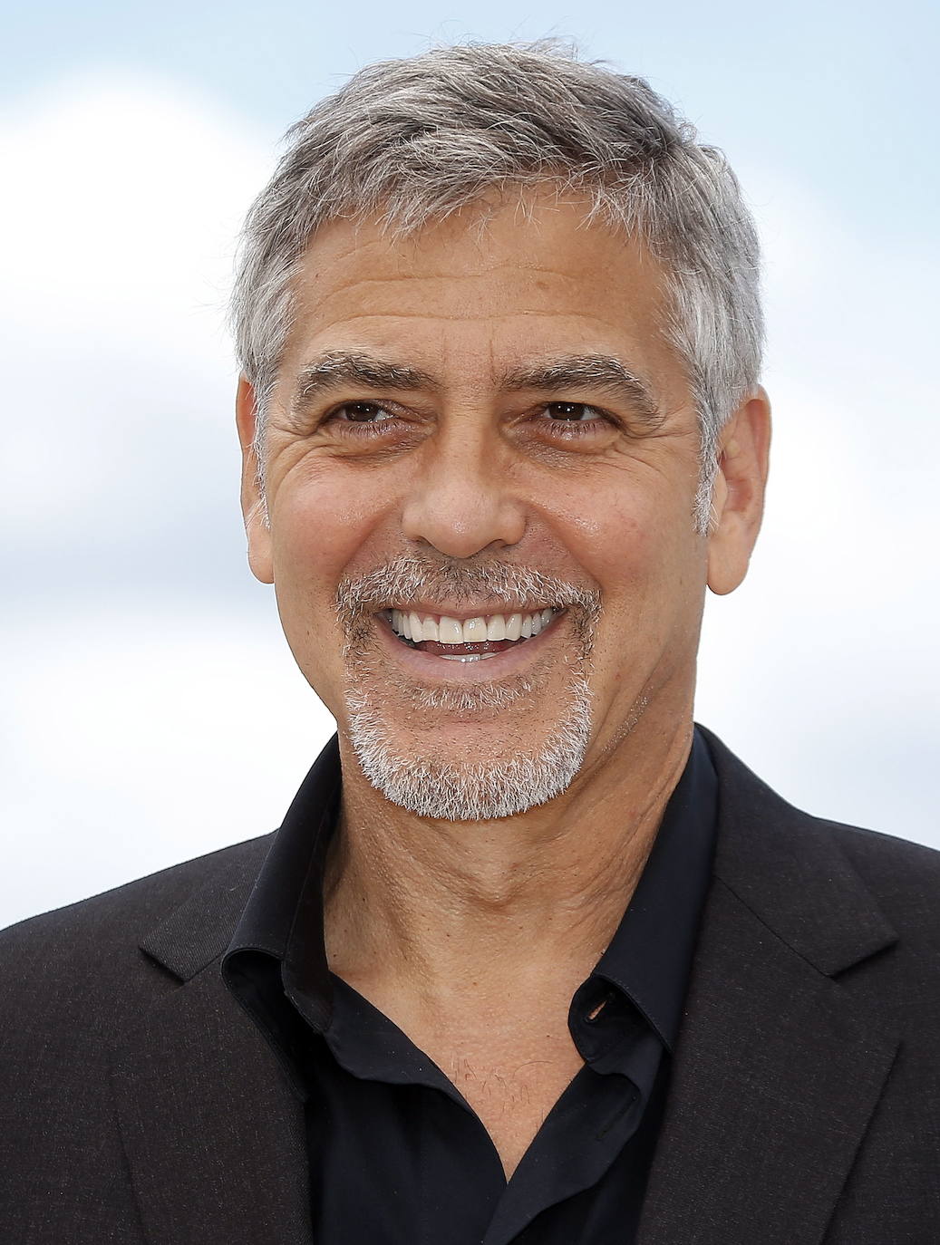 A pocos hombre les sientan tan bien las canas como a él. George Clooney cambia hoy de década para adentrarse en los sesenta sin perder ni un ápice de su natural atractivo. Galán de Hollywood, su indiscutible 'sex appeal' no es, sin embargo, la única de sus virtudes. Destaca por encima de todas las cosas su compromiso social que le ha convertido en voz de numerosos movimientos, desde la violencia en Sudán del Sur o los niños migrantes a la lucha contra el racismo La serie Urgencias le convirtió en estrella pasada la treintena; después llegó el salto al cine, en donde ejerce como actor, director y productor. Obtuvo un Óscar por Argo.