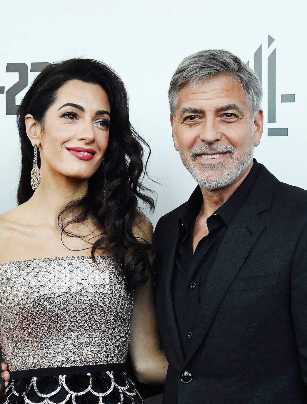 A pocos hombre les sientan tan bien las canas como a él. George Clooney cambia hoy de década para adentrarse en los sesenta sin perder ni un ápice de su natural atractivo. Galán de Hollywood, su indiscutible 'sex appeal' no es, sin embargo, la única de sus virtudes. Destaca por encima de todas las cosas su compromiso social que le ha convertido en voz de numerosos movimientos, desde la violencia en Sudán del Sur o los niños migrantes a la lucha contra el racismo La serie Urgencias le convirtió en estrella pasada la treintena; después llegó el salto al cine, en donde ejerce como actor, director y productor. Obtuvo un Óscar por Argo.