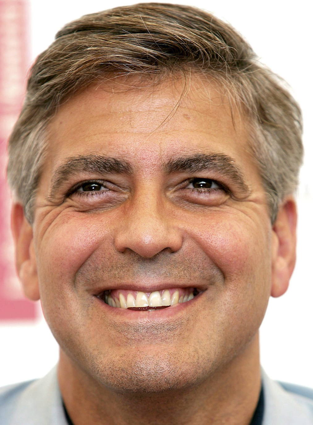 A pocos hombre les sientan tan bien las canas como a él. George Clooney cambia hoy de década para adentrarse en los sesenta sin perder ni un ápice de su natural atractivo. Galán de Hollywood, su indiscutible 'sex appeal' no es, sin embargo, la única de sus virtudes. Destaca por encima de todas las cosas su compromiso social que le ha convertido en voz de numerosos movimientos, desde la violencia en Sudán del Sur o los niños migrantes a la lucha contra el racismo La serie Urgencias le convirtió en estrella pasada la treintena; después llegó el salto al cine, en donde ejerce como actor, director y productor. Obtuvo un Óscar por Argo.