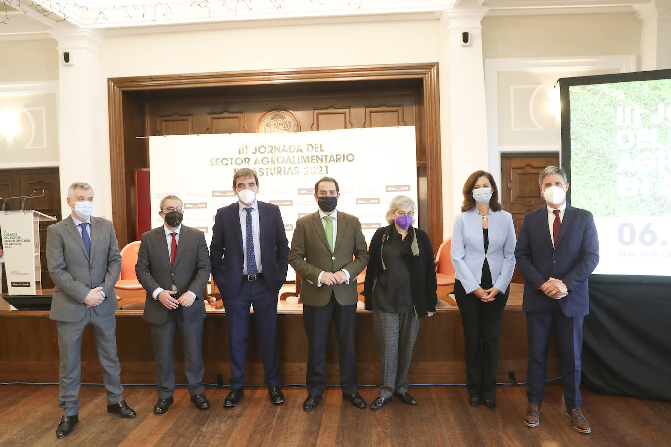 Tras un año de limitaciones causadas por la crisis sanitaria, se ha recuperado la presencialidad en la Jornada del Sector Agroalimentario en Asturias, un evento organizado por EL COMERCIO, con la colaboración del Foro Interalimentario y Liberbank. La alcaldesa de Gijón, Ana González, ha sido la encargada de inaugurar esta tercera jornada, que ha contado con la participación de destacados expertos del sector, como Gema Hernández Maroñas, Víctor Yuste, Mariluz Suárez, José Francisco Pérez y Octavio González Mateos. Además, la clausura ha llegado de la mano del consejero de Medio Rural y Cohesión Territorial, Alejandro Calvo. 