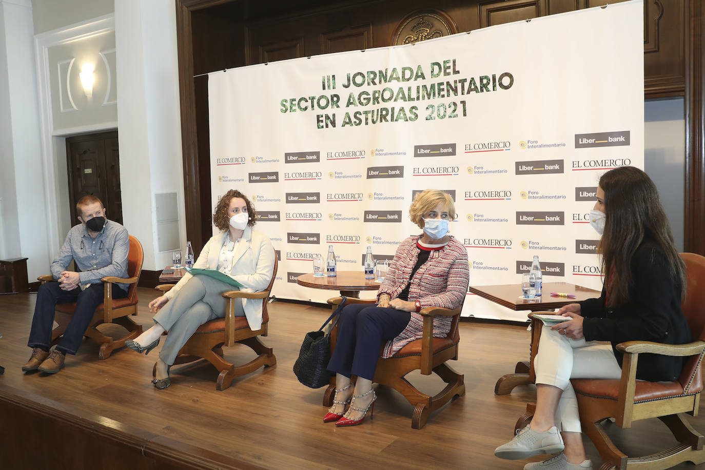 Tras un año de limitaciones causadas por la crisis sanitaria, se ha recuperado la presencialidad en la Jornada del Sector Agroalimentario en Asturias, un evento organizado por EL COMERCIO, con la colaboración del Foro Interalimentario y Liberbank. La alcaldesa de Gijón, Ana González, ha sido la encargada de inaugurar esta tercera jornada, que ha contado con la participación de destacados expertos del sector, como Gema Hernández Maroñas, Víctor Yuste, Mariluz Suárez, José Francisco Pérez y Octavio González Mateos. Además, la clausura ha llegado de la mano del consejero de Medio Rural y Cohesión Territorial, Alejandro Calvo. 