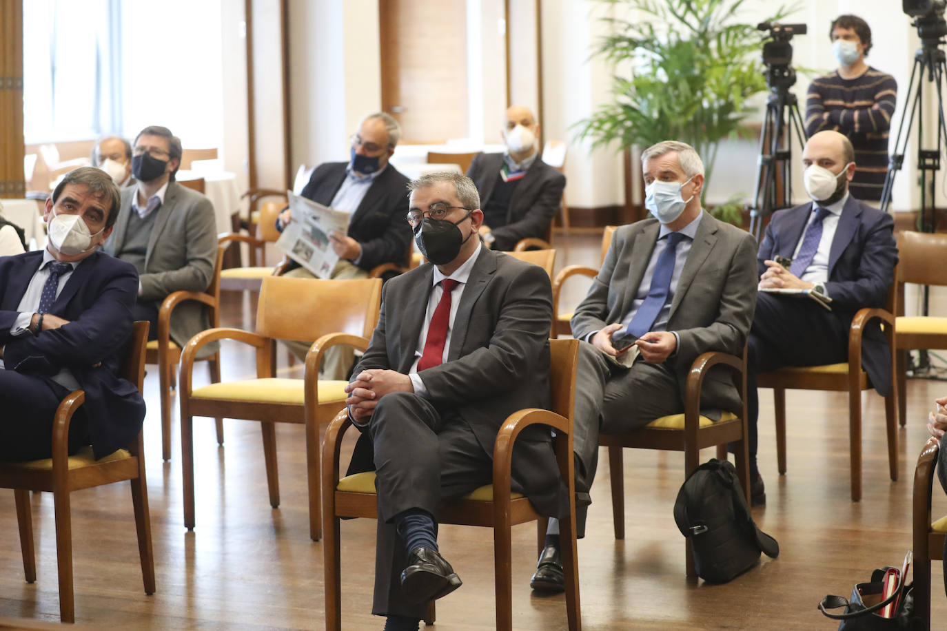 Tras un año de limitaciones causadas por la crisis sanitaria, se ha recuperado la presencialidad en la Jornada del Sector Agroalimentario en Asturias, un evento organizado por EL COMERCIO, con la colaboración del Foro Interalimentario y Liberbank. La alcaldesa de Gijón, Ana González, ha sido la encargada de inaugurar esta tercera jornada, que ha contado con la participación de destacados expertos del sector, como Gema Hernández Maroñas, Víctor Yuste, Mariluz Suárez, José Francisco Pérez y Octavio González Mateos. Además, la clausura ha llegado de la mano del consejero de Medio Rural y Cohesión Territorial, Alejandro Calvo. 