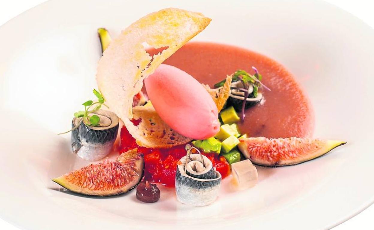 Gazpacho de higo, bocarte, tomate y aguacate