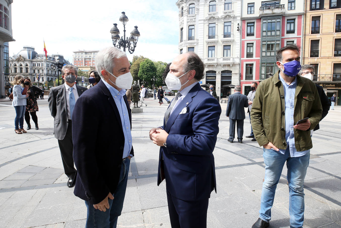 El presidente de la Academia de la Llingua, Xosé Antón González Riaño, solicitó en su discurso del día de les Lletres el mayor consenso posible para incluir el asturiano como lengua oficial en la reforma estatutaria que el Gobierno regional quiere afrontar este mismo año.