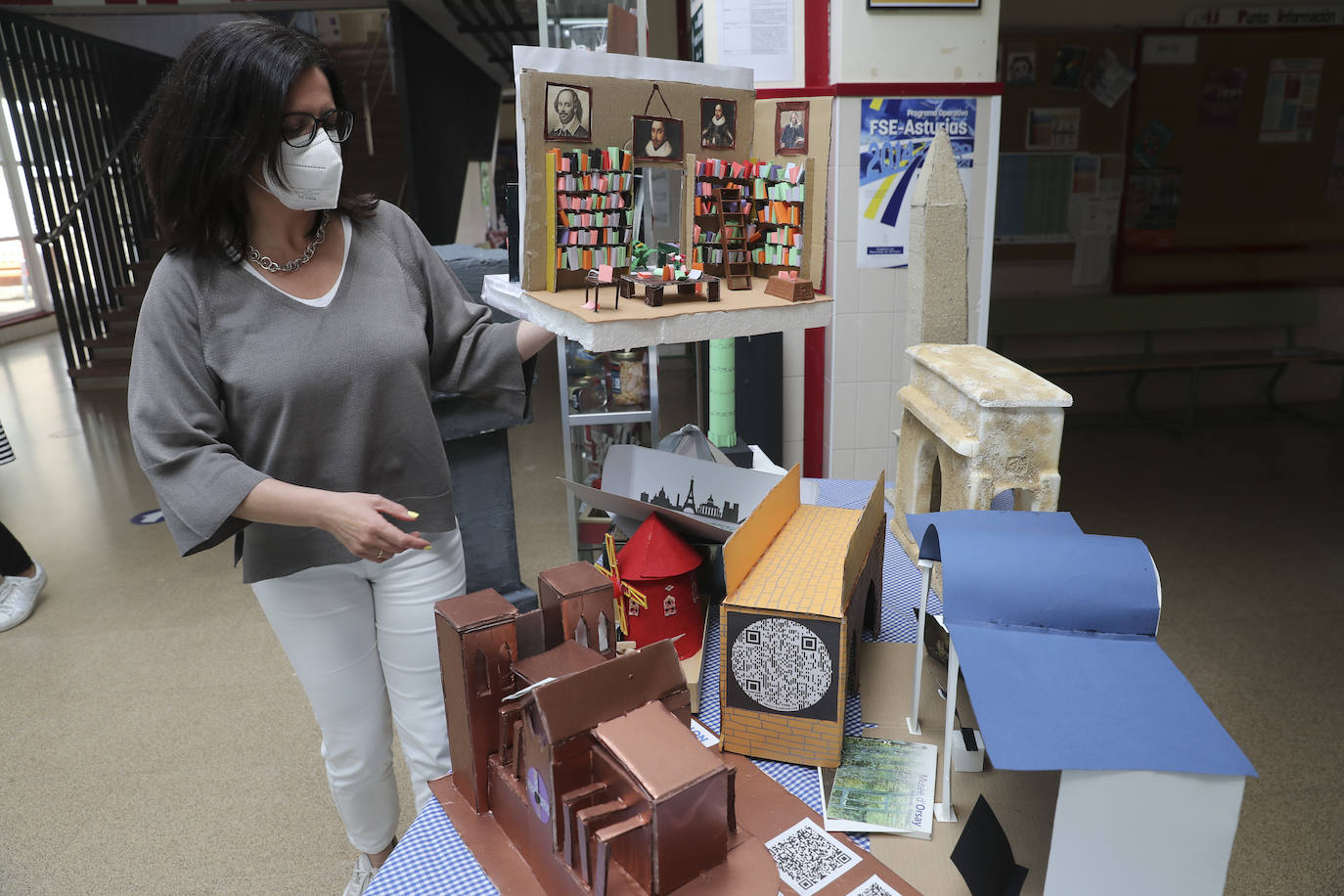 París se ha instalado en el colegio gracias a los alumnos, quienes han hecho una exposición por todo el centro escolar con maquetas construidas por ellos mismos de los monumentos, gastronomía, museos, edificios y comercios más emblemáticos de la ciudad. 