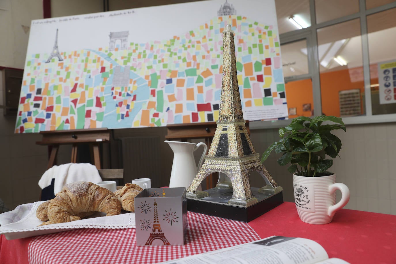 París se ha instalado en el colegio gracias a los alumnos, quienes han hecho una exposición por todo el centro escolar con maquetas construidas por ellos mismos de los monumentos, gastronomía, museos, edificios y comercios más emblemáticos de la ciudad.