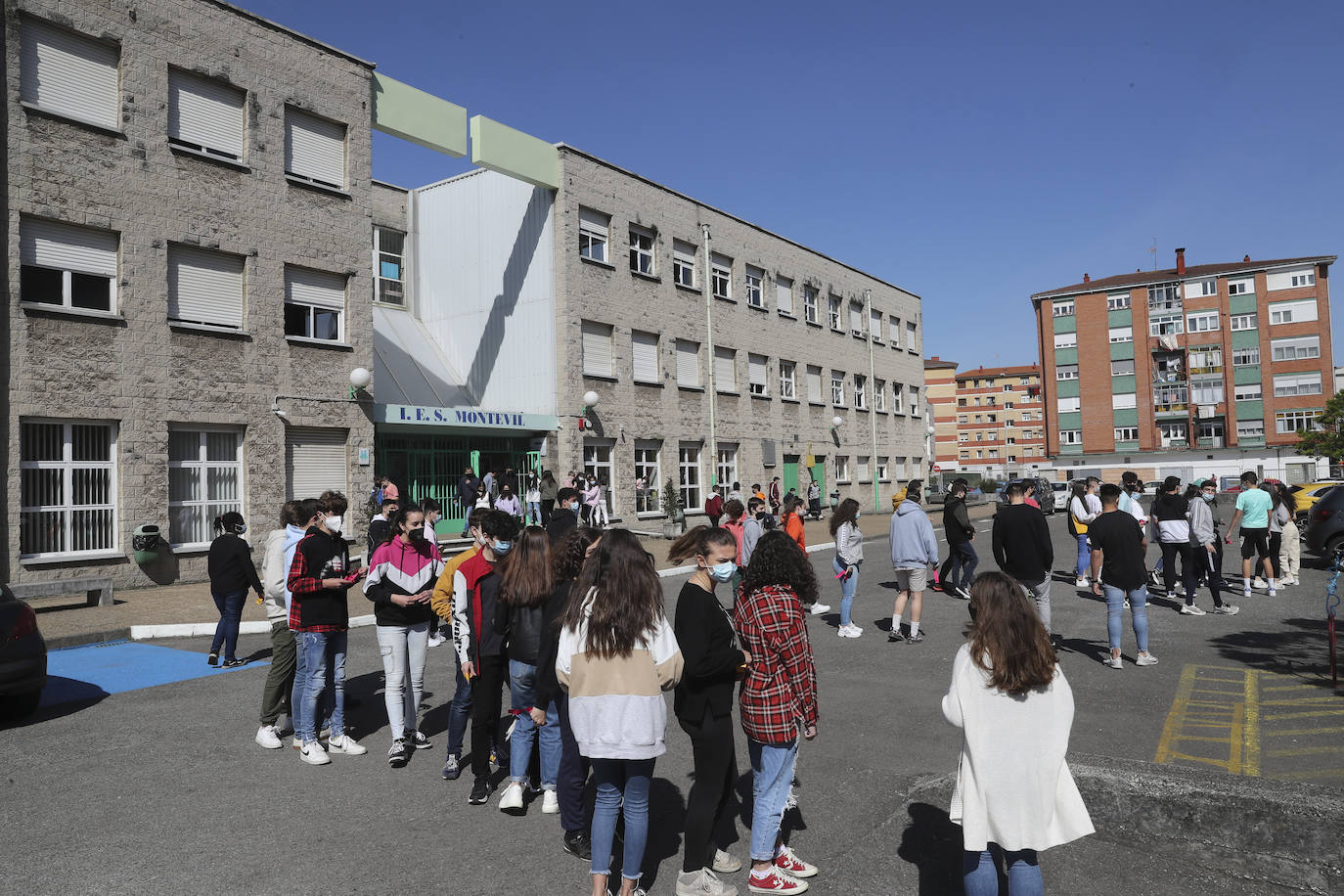 Un total de 150 alumnos han salido de sus clases para realizar un acto en el que los escolares han colocado lazos de colores en la valla frontal del patio, que contienen deseos formulados con la ilusión de un viaje, para formar una cadena de 'Deseos entrelazados'.