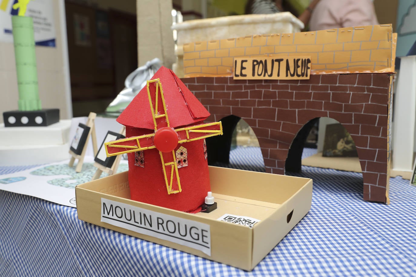 París se ha instalado en el colegio gracias a los alumnos, quienes han hecho una exposición por todo el centro escolar con maquetas construidas por ellos mismos de los monumentos, gastronomía, museos, edificios y comercios más emblemáticos de la ciudad. 