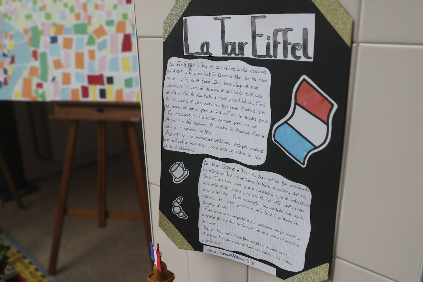 París se ha instalado en el colegio gracias a los alumnos, quienes han hecho una exposición por todo el centro escolar con maquetas construidas por ellos mismos de los monumentos, gastronomía, museos, edificios y comercios más emblemáticos de la ciudad. 