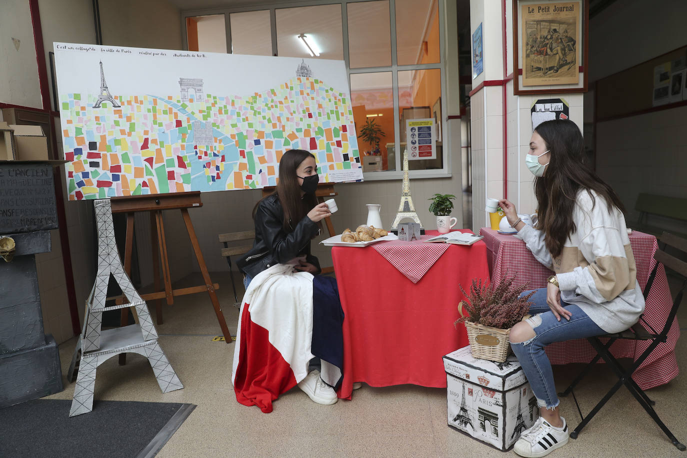 La pandemia no ha conseguido acabar con la ilusión por recorrer el mundo de los alumnos del Colegio Montevil de Gijón. Los viajes comienzan cuando se planean, cuando tan solo son un proyecto, por eso el alumnado ha querido comenzar a planificar las aventuras que muy pronto podrán cumplir. Los escolares se han propuesto realizar viajes virtuales y en esta ocasión, la capital francesa se ha trasladado al instituto. 