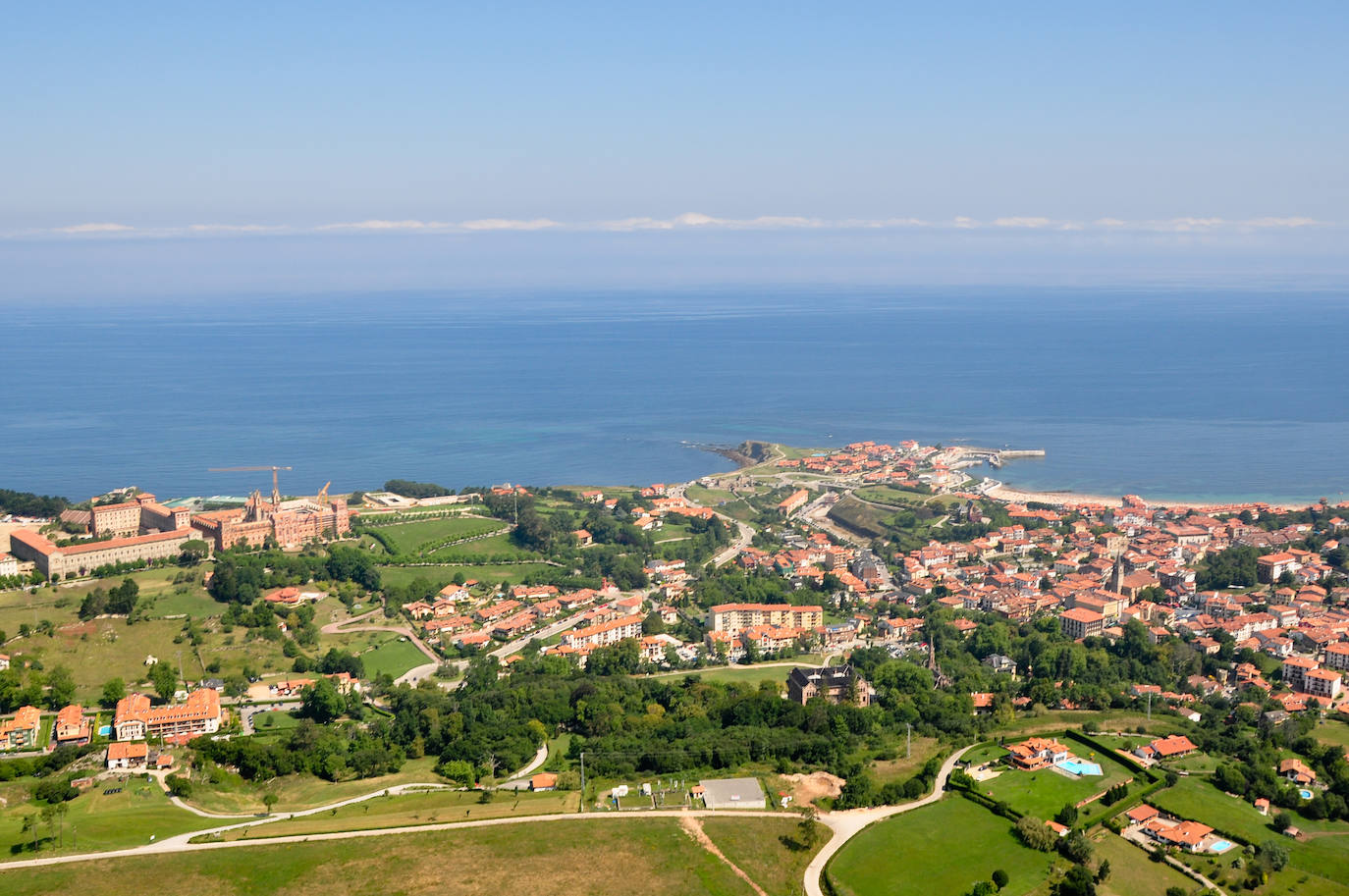 Comillas, Cantabria . (5660 búsquedas/mes) Asentada sobre suaves colinas verdes y a orillas del embravecido mar Cantábrico encontramos Comillas. Este pueblo declarado Conjunto Histórico Artístico destaca tanto por su increíble belleza arquitectónica como paisajística, pero también por su pasado lleno de increíbles acontecimientos que hacen de este un pueblo único y especial. No puedes perderte, según Holidú: El Capricho de Gaudí, el Palacio de Soberallano y el casco antiguo.