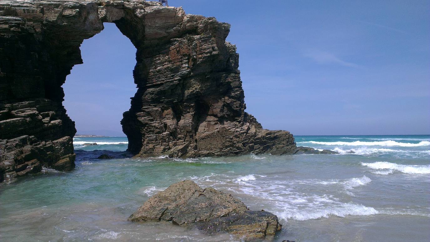 Ribadeo, Galicia . (3860 búsquedas/mes) Entre los límites fronterizos de Galicia y Asturias, se encuentra un pueblecito que lleva el mismo nombre de la ría en la que se emplaza, Ribadeo. Un pueblo de gran interés turístico gracias a su casco histórico, con su centro neurálgico en la Plaza de España. Además, según Holidú, no te puedes perder: la playa de As Catadrais y el primer hotel faro de España.