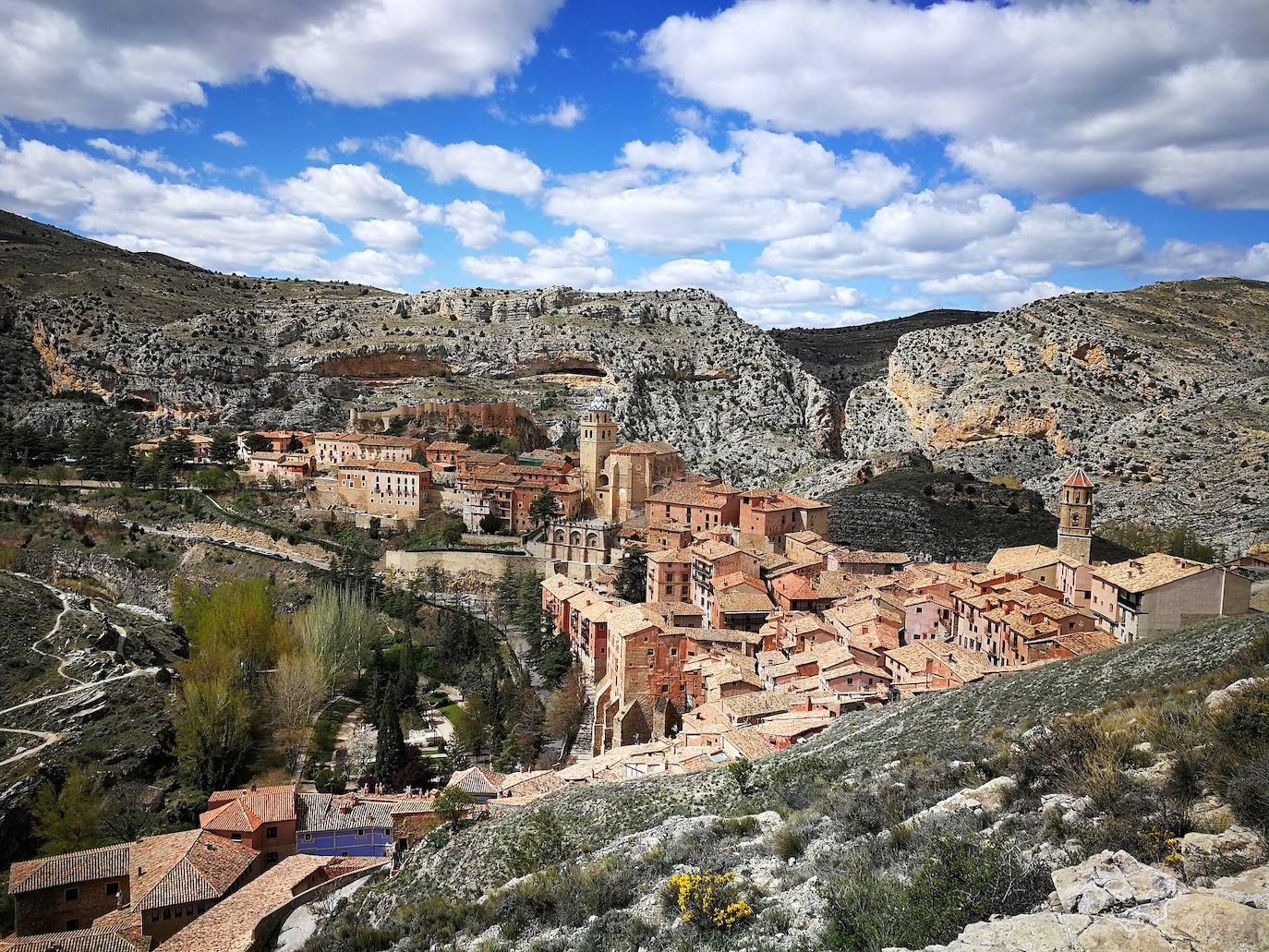 Albarracín, Aragón . (3290 búsquedas/mes) En el corazón de la provincia de Teruel encontramos este pequeño pueblo habitado por poco más de 3.200 personas con callejuelas estrechas y empinadas, casas de color rojizo colgadas sobre el río Guadalaviar y rincones que transportan a tiempos de antaño. Está galardonado como Monumento Nacional desde junio de 1961. Lo que no te puedes perder, según Holidú: Sus murallas, el Alcázar y el nacimiento del río Tajo.