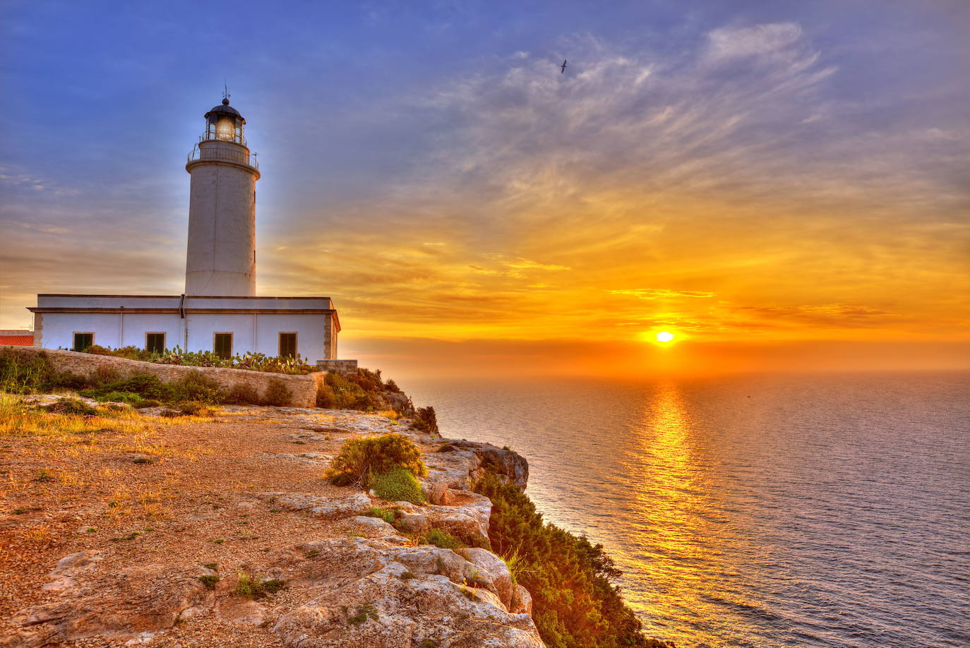 Formentera, Islas Baleares . (4200 búsquedas/mes) Un pequeño tesoro en pleno Mediterráneo lejos del bullicio y ajetreo de sus islas vecinas de Mallorca e Ibiza. Tan solo 82 kilómetros cuadrados, pero suficientes para seducirnos con su riqueza natural y paisajística; playas de arena blanca, aguas cristalinas, paisajes de ensueño y unadeliciosa gastronomía a base de pescado y marisco. En tu visita, segun Holidú, no puedes dejar de ver: Playa de ses illetes, Mirador de Formentera y Mercados tradicionales.