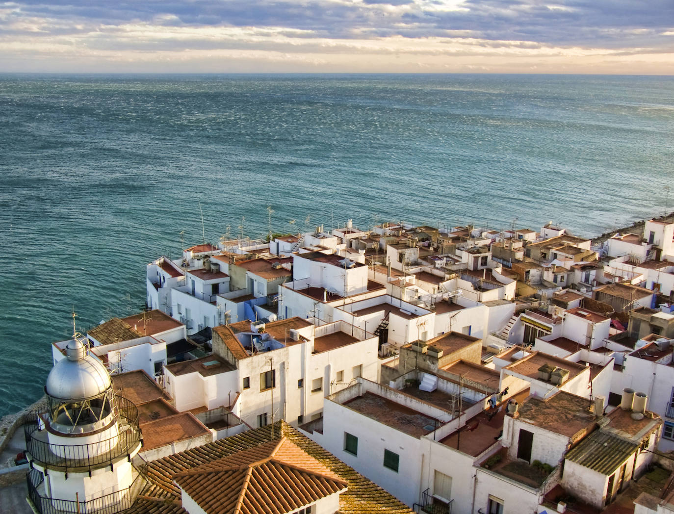 Peñíscola, Castellón . (4600 búsquedas/mes) En plena costa del Azahar encontramos una pequeña península que alzándose hasta 65 metros sobre el mar salvaguarda el histórico Castillo del Papa Luna, una construcción del siglo XII que se ha convertido en uno de los enclaves más representativos de la geografía española.Lo que no te puedes perder, según Holidú: Castillo del Papa Luna, El bufador y el casco histórico. 