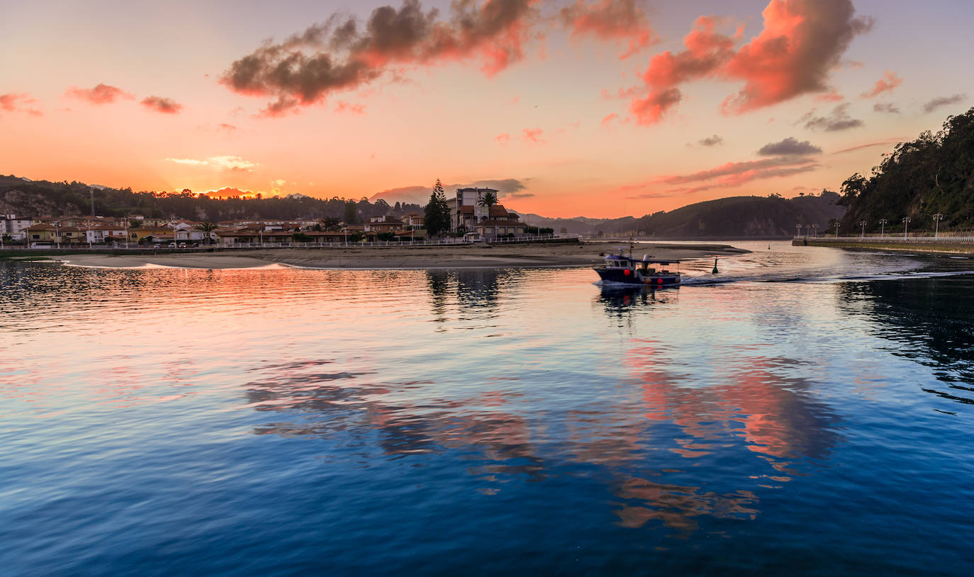 Ribadesella, Asturias . (4990 búsquedas/mes) Conocida por el famoso descenso internacional de piraguas del río Sella; este municipio en pleno corazón de Asturias se ha convertido en una de las villas más visitadas de la costa norte de España. Según el portal Holidú no te puedes perder: Descenso Internacional del Sella, la Cueva de Tito Bustillo y la ermita de la Virgen de la Guía.