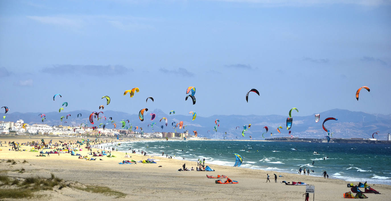 Tarifa, Andalucia . (3280 búsquedas/mes) Es el lugar donde Europa y África se miran cara a cara y son separadas por escasos 14 kilómetros. Con su posición privilegiada permite a todos sus visitantes disfrutar desde una naturaleza exuberante, a una cultura e historia apasionantes, hasta actividades deportivas para todos los gustos. Lo que no te pueder perder, según Holidú: Avistar ballenas y delfines, descubrir la playa de Bolonia y hacer excursiones por el parque natural del Estrecho.