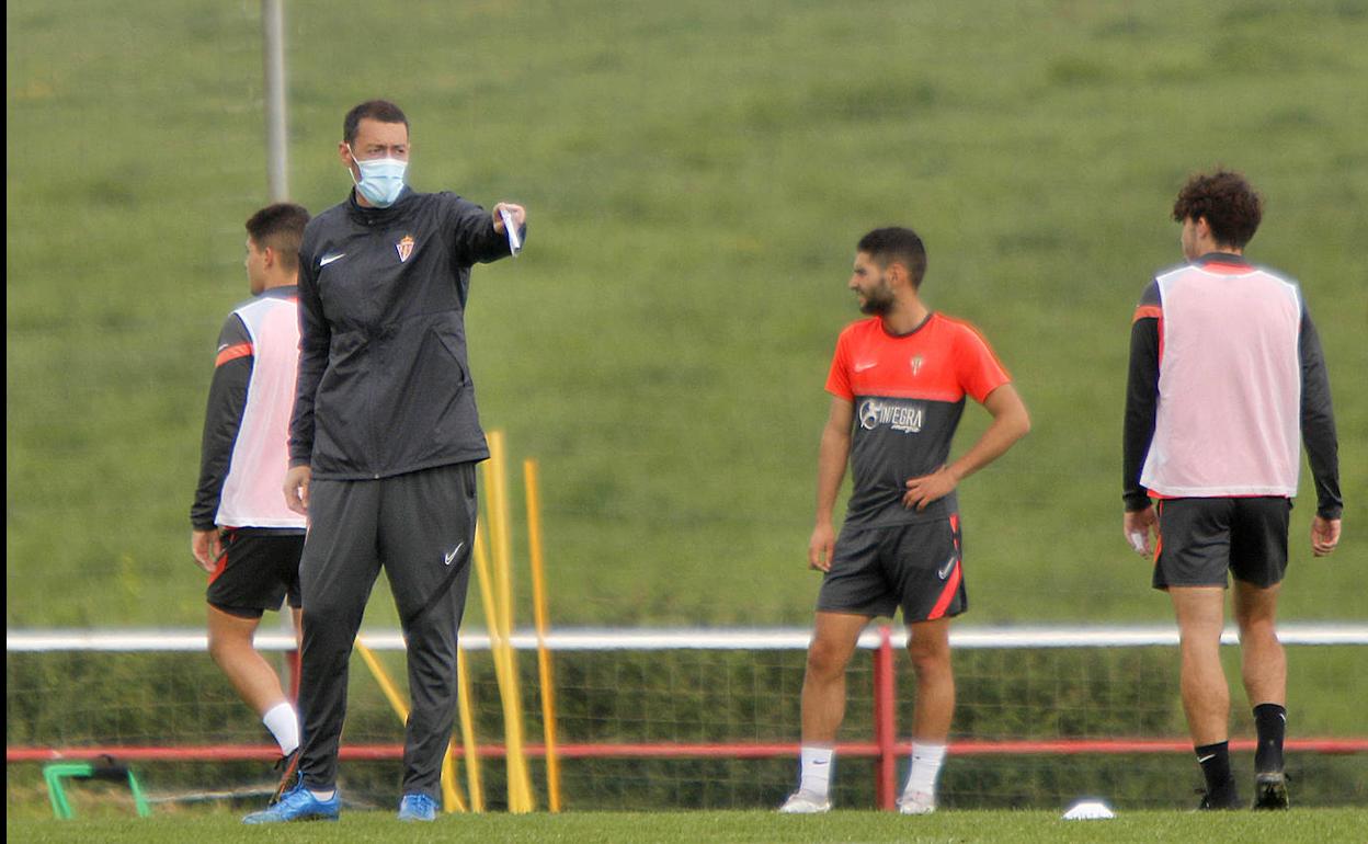 Sergio Sánchez da instrucciones a sus jugadores durante un entrenamiento preparatorio para el duelo del domingo. 