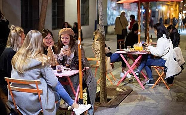 Varias personas conversan en la terraza de un bar de Barcelona. el pasdo mes de noviembre 