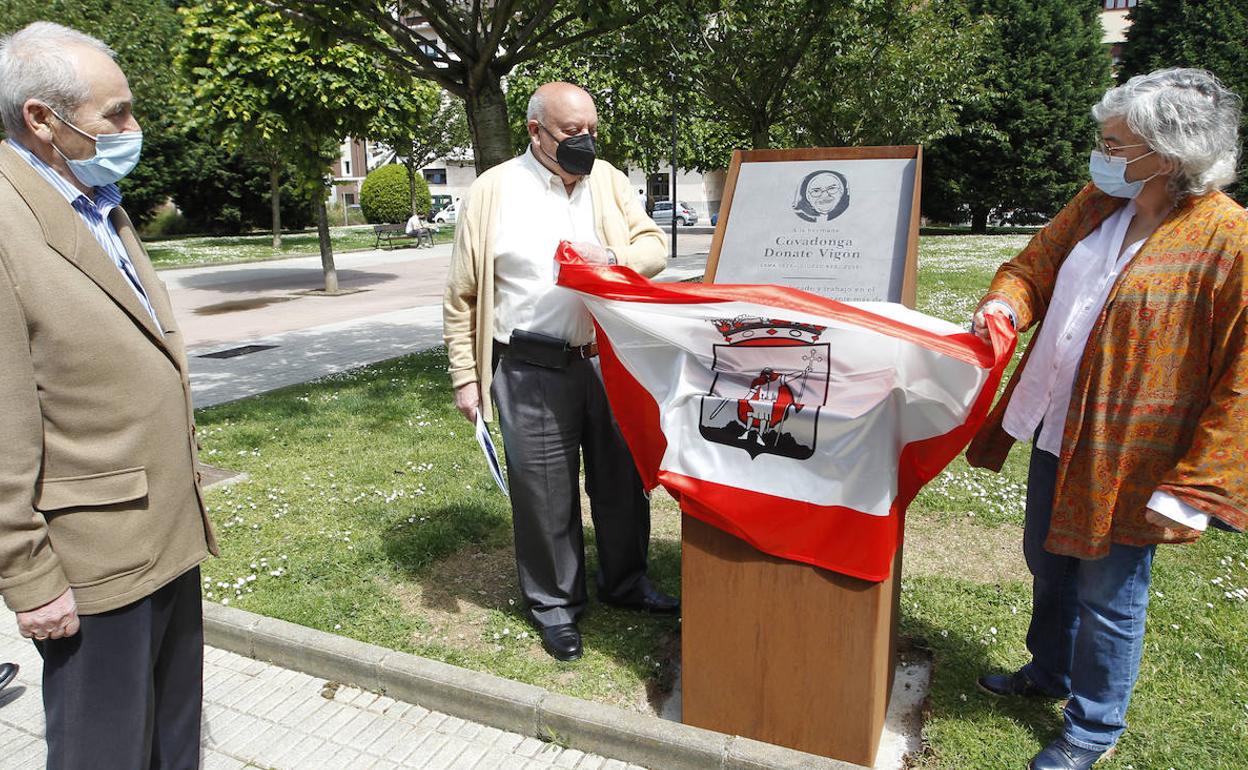 La alcaldesa de Gijón, Ana González, destapa la placa en homenaje a la hermana Covadonga. 