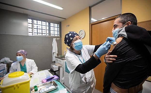 Salud empezará este sábado a vacunar a los asturianos de 59 y 58 años en Gijón y Oviedo