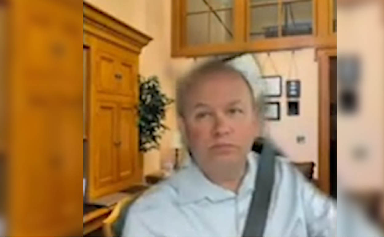 Imagen con la que se encontraron los compañeros de videeollamada del senador republicano