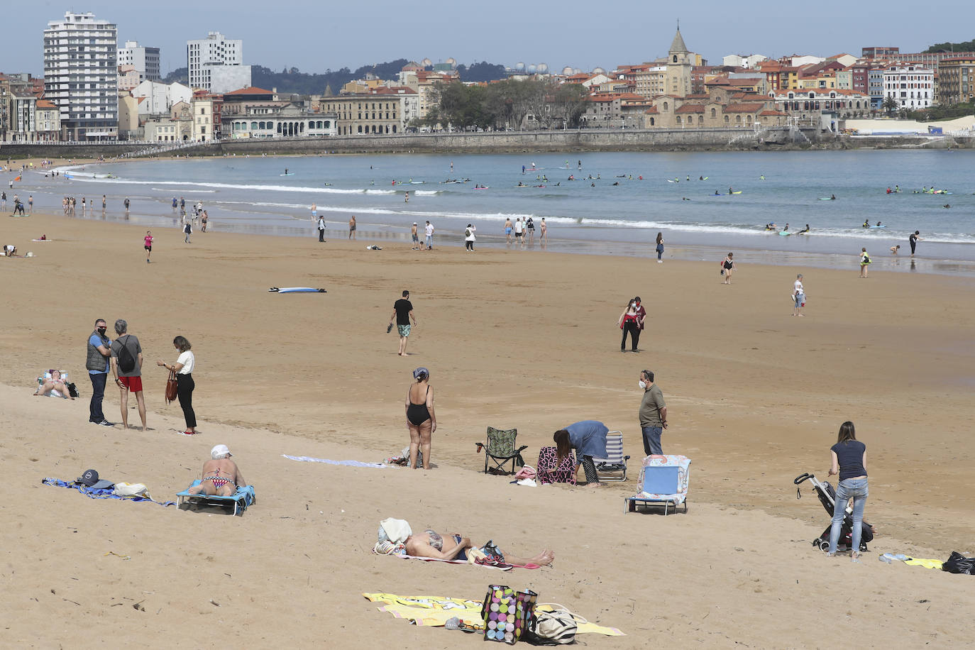 El buen tiempo animó este sábado a los asturianos a disfrutar de las playas, las terrazas y el paseo. Las temperaturas superaron los 20 grados y el sol estuvo presente durante toda la jornada en el último día del estado de alarma.