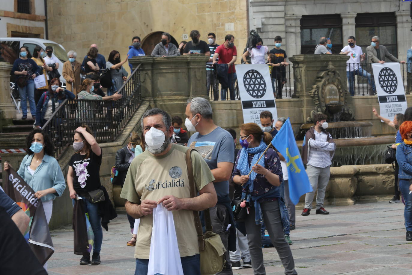 La tradicional manifestación de la Xunta pola Defensa de la Llingua en el Día de les Lletres se sustituyó este sábado por un mosaico de banderas en la plaza de la Catedral con la palabra 'oficialidá'.