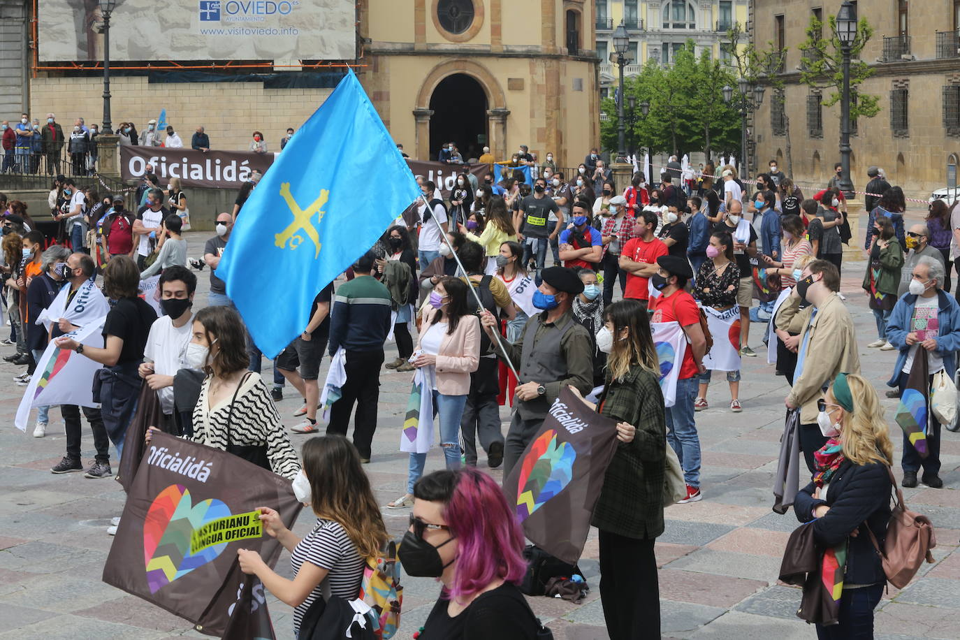 La tradicional manifestación de la Xunta pola Defensa de la Llingua en el Día de les Lletres se sustituyó este sábado por un mosaico de banderas en la plaza de la Catedral con la palabra 'oficialidá'.