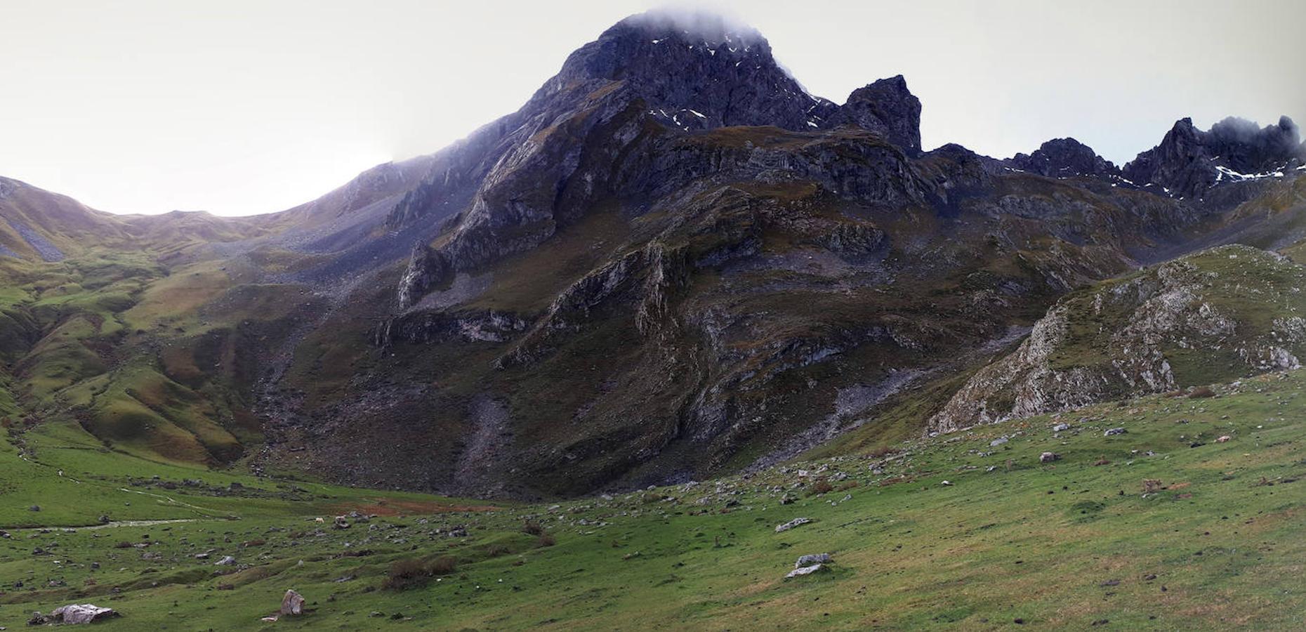 Vista de Peña Ubiña desde el Refugio del Meicín.