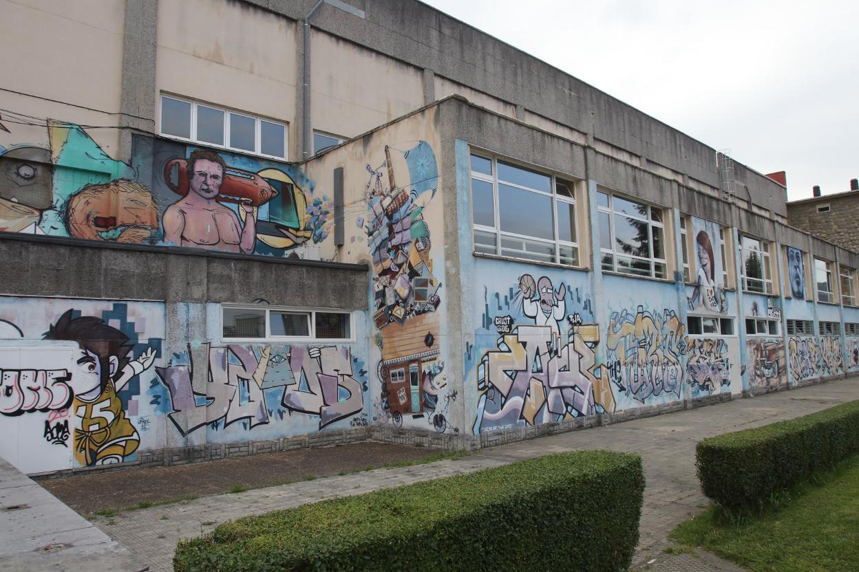 Las instalaciones deportivas de El Cristo, con sus murales. 