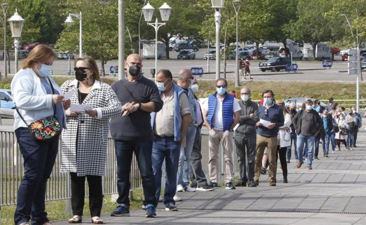Cola frente al Palacio de los Deportes de Gijón para vacunarse. 