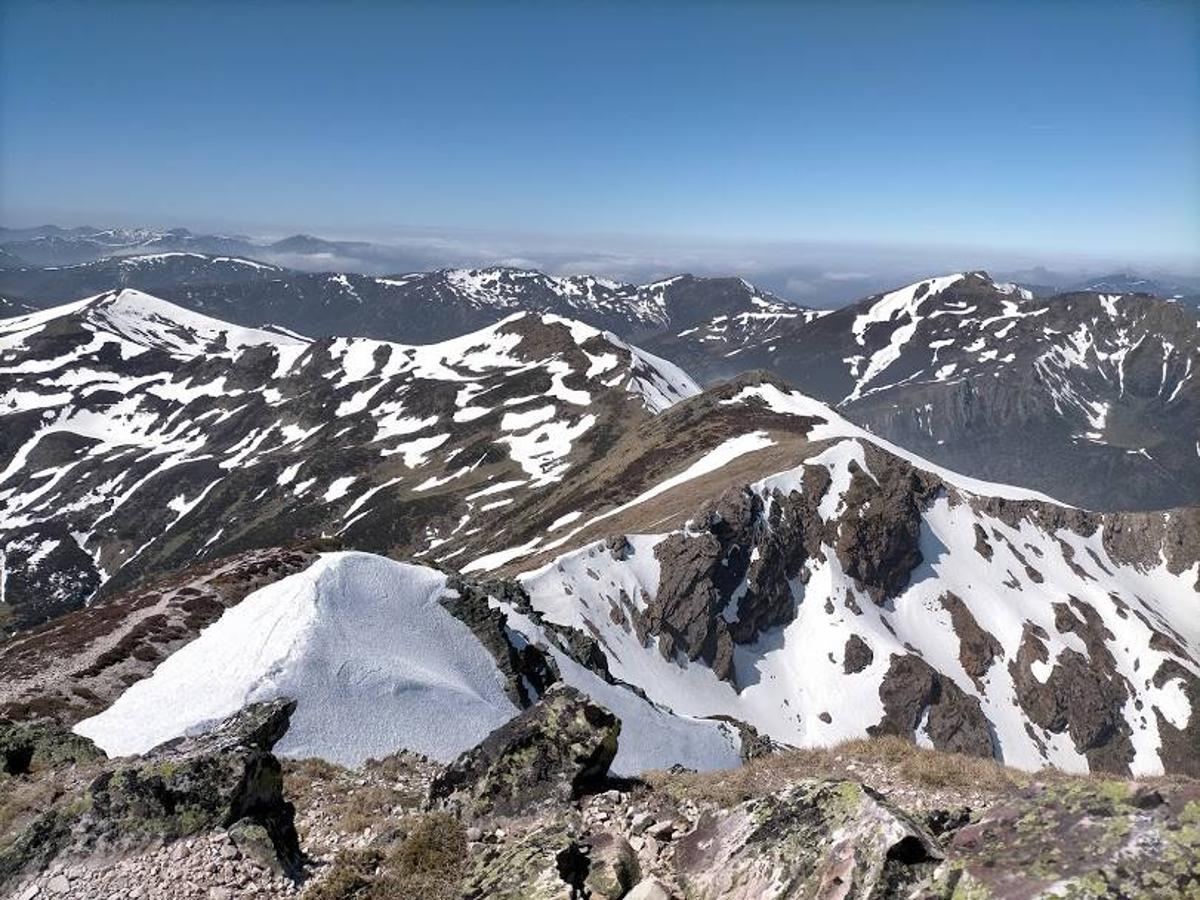 Vista desde el  Pico Cornón  (2.188 m).