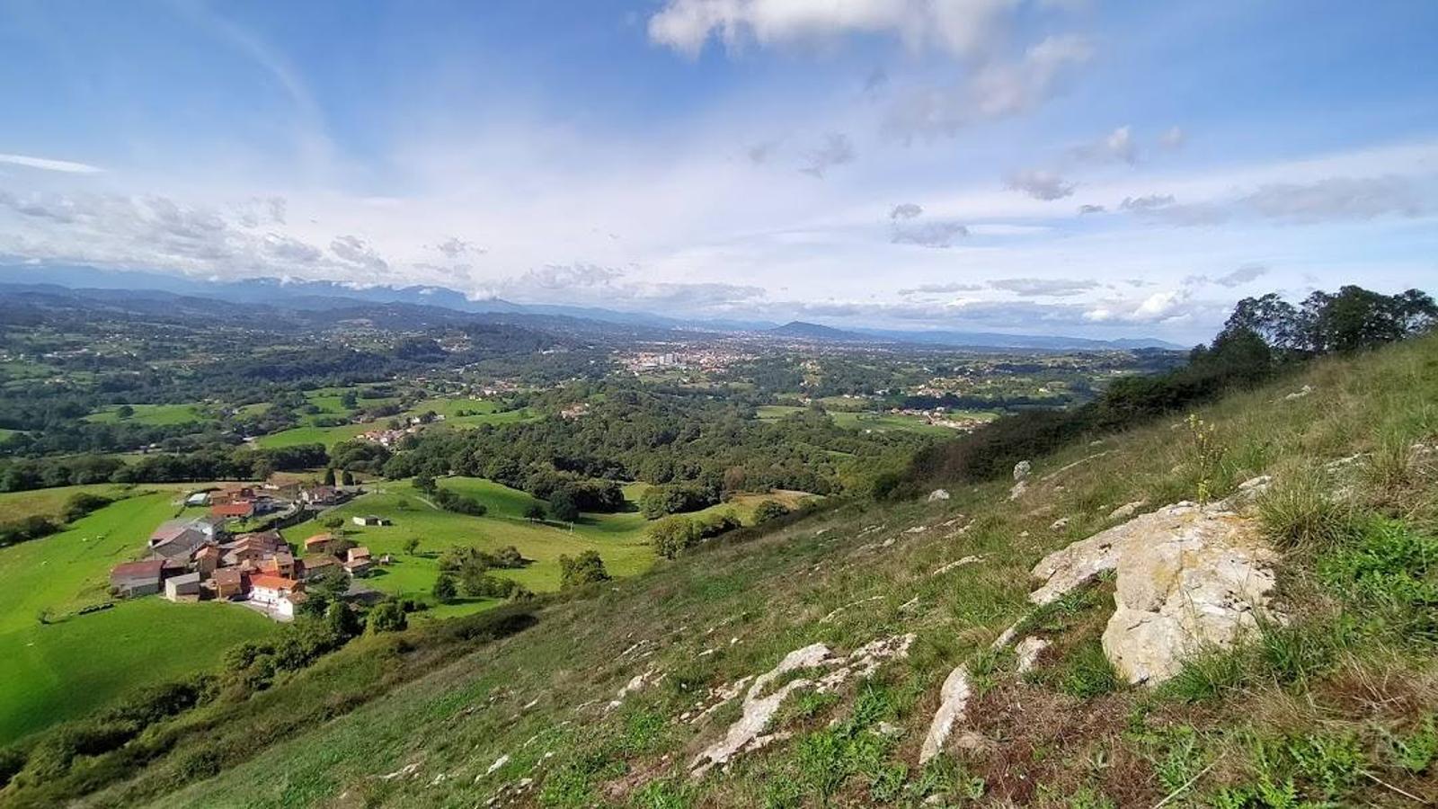 Vistas por la Senda de Vega de Poja al Picu Castiello.