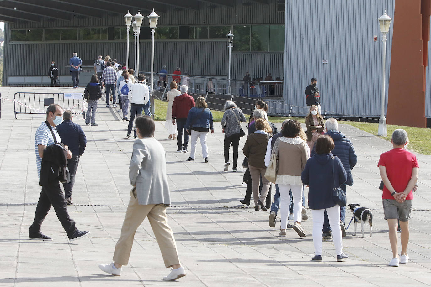 Gijón ha comenzado a vacunar contra la covid a la población de 59 años a un ritmo de 2.000 citados diarios. La primera jornada en el Palacio de Deportes se vio sobresaltada cuando una persona tuvo que ser atendida al sentirse indispuesta mientras esperaba para recibir la dosis.