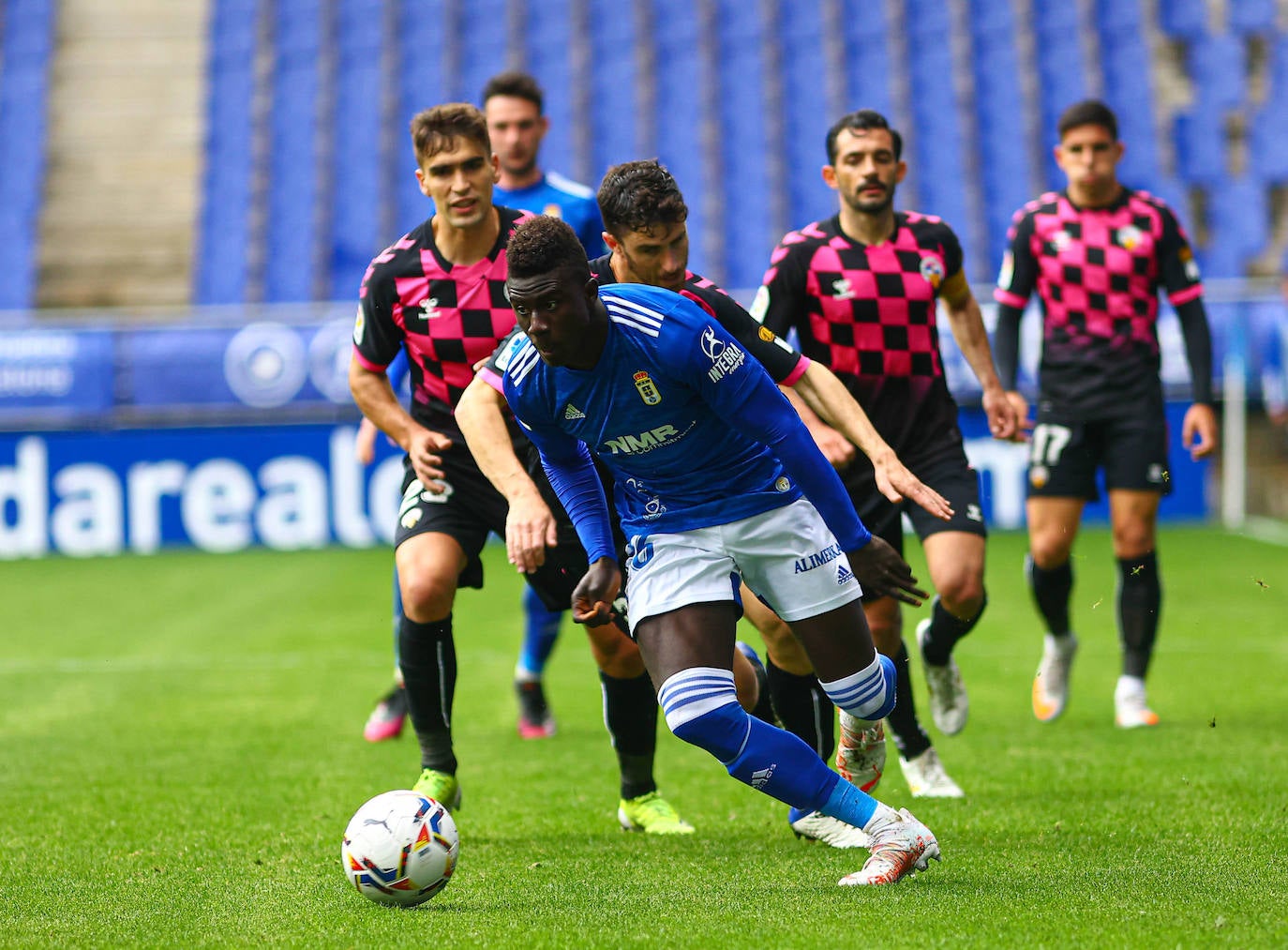 El Real Oviedo consiguió este domingo balsámica que le acerca un poco más a la permanencia. Los de Ziganda se impusieron 2-1 al Sabadell.