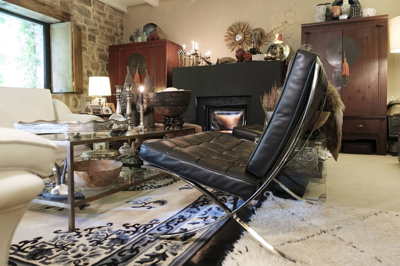 Simbiosis. La naturaleza asturiana en todo su esplendor y una cuidada decoración que combina varios estilos se fusionan en esta vivienda ubicada en un valle del concejo de Villaviciosa