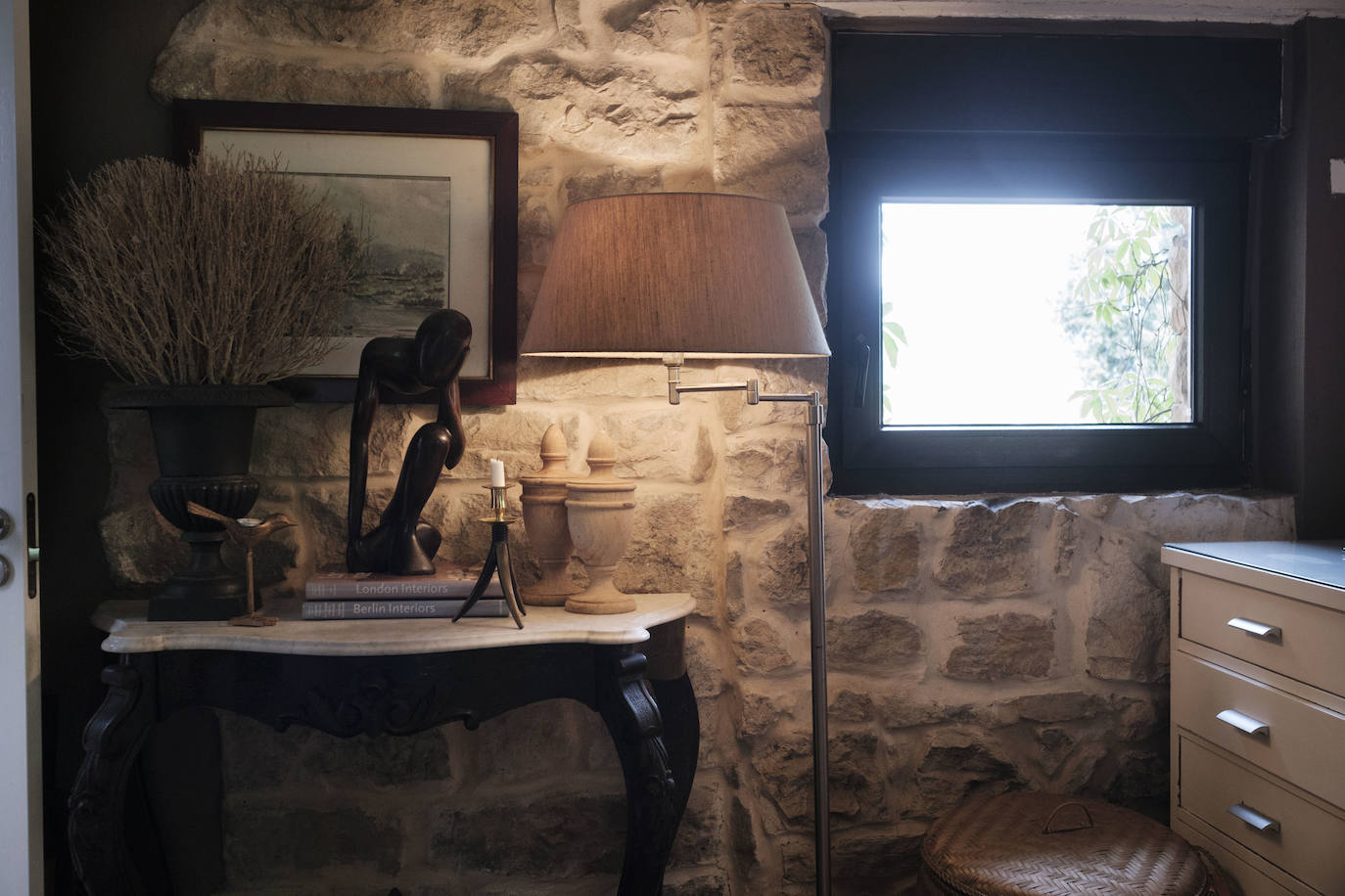 Simbiosis. La naturaleza asturiana en todo su esplendor y una cuidada decoración que combina varios estilos se fusionan en esta vivienda ubicada en un valle del concejo de Villaviciosa