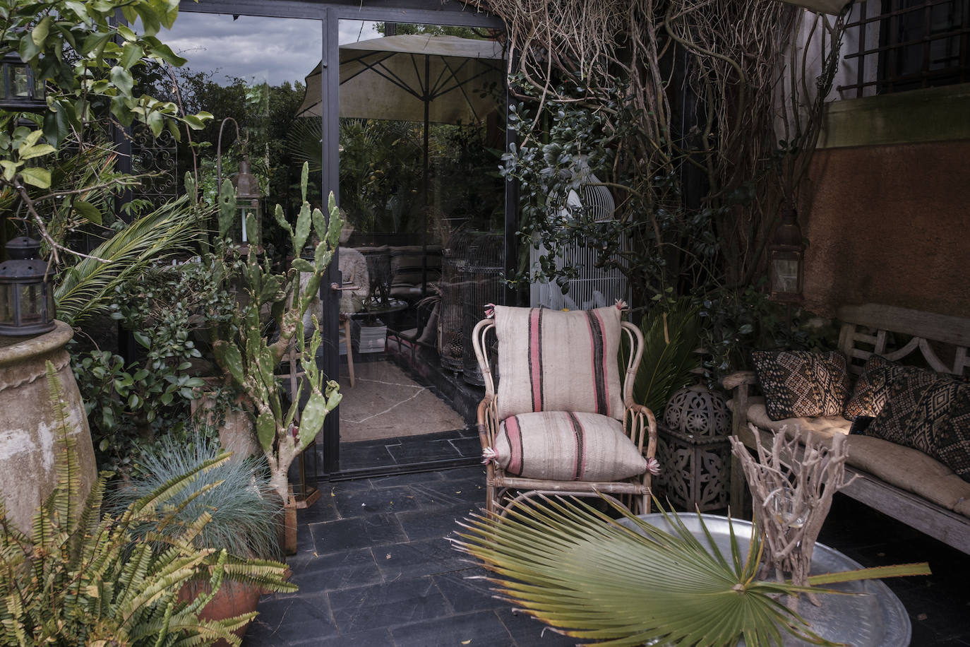 Simbiosis. La naturaleza asturiana en todo su esplendor y una cuidada decoración que combina varios estilos se fusionan en esta vivienda ubicada en un valle del concejo de Villaviciosa