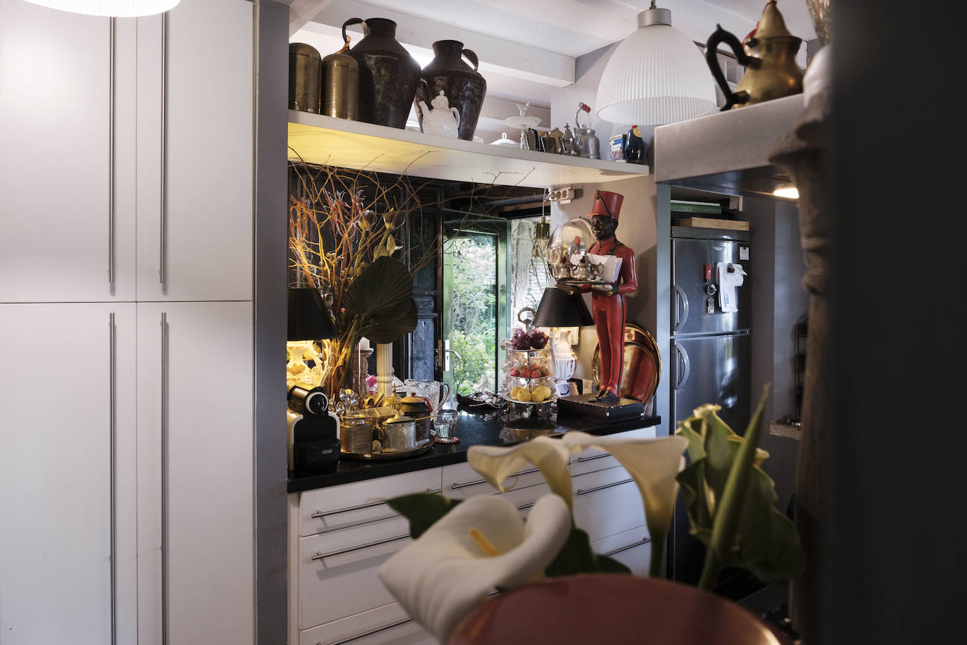 Simbiosis. La naturaleza asturiana en todo su esplendor y una cuidada decoración que combina varios estilos se fusionan en esta vivienda ubicada en un valle del concejo de Villaviciosa