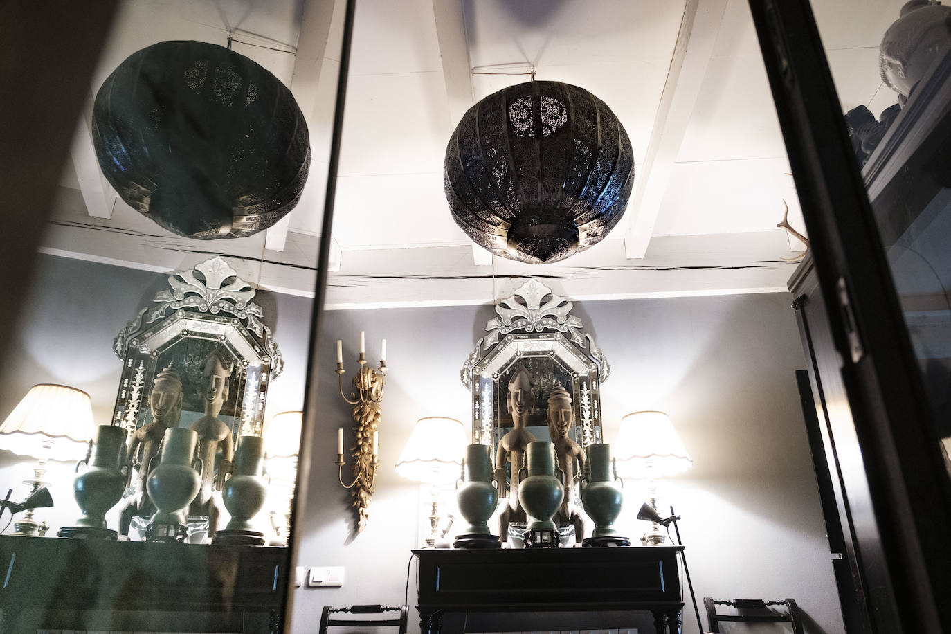 Simbiosis. La naturaleza asturiana en todo su esplendor y una cuidada decoración que combina varios estilos se fusionan en esta vivienda ubicada en un valle del concejo de Villaviciosa