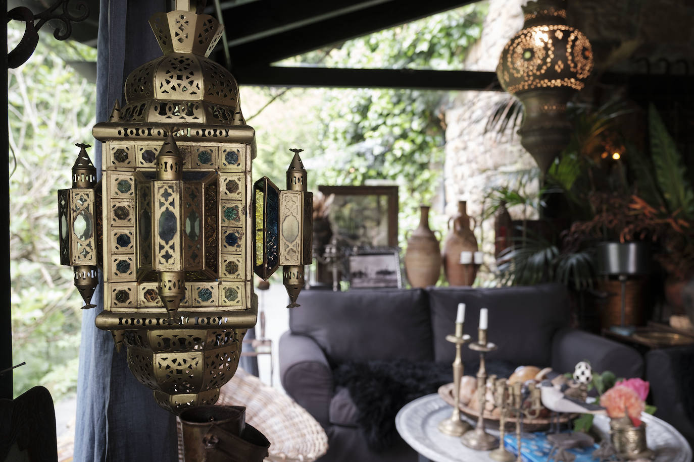 Simbiosis. La naturaleza asturiana en todo su esplendor y una cuidada decoración que combina varios estilos se fusionan en esta vivienda ubicada en un valle del concejo de Villaviciosa