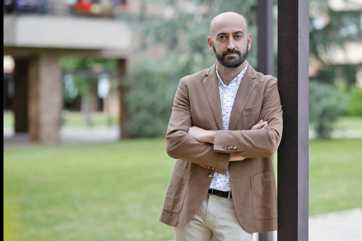 Iván Fernández Lobo posa en las cercanías de su vivienda, en Gijón. 