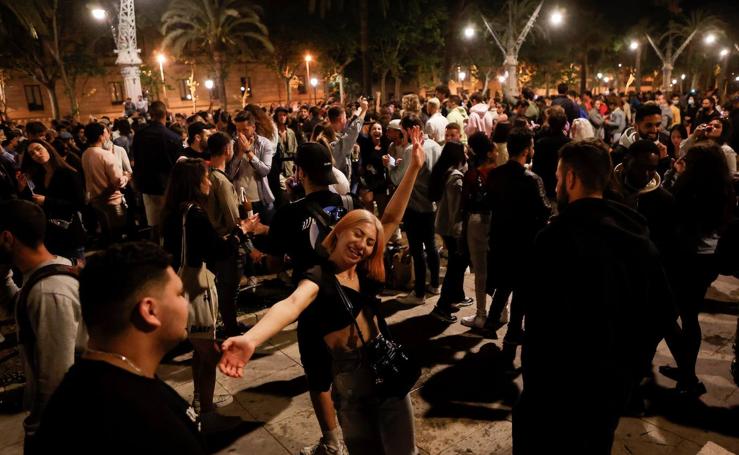 Fiestas multitudinarias en Madrid y Barcelona al finalizar el estado de alarma
