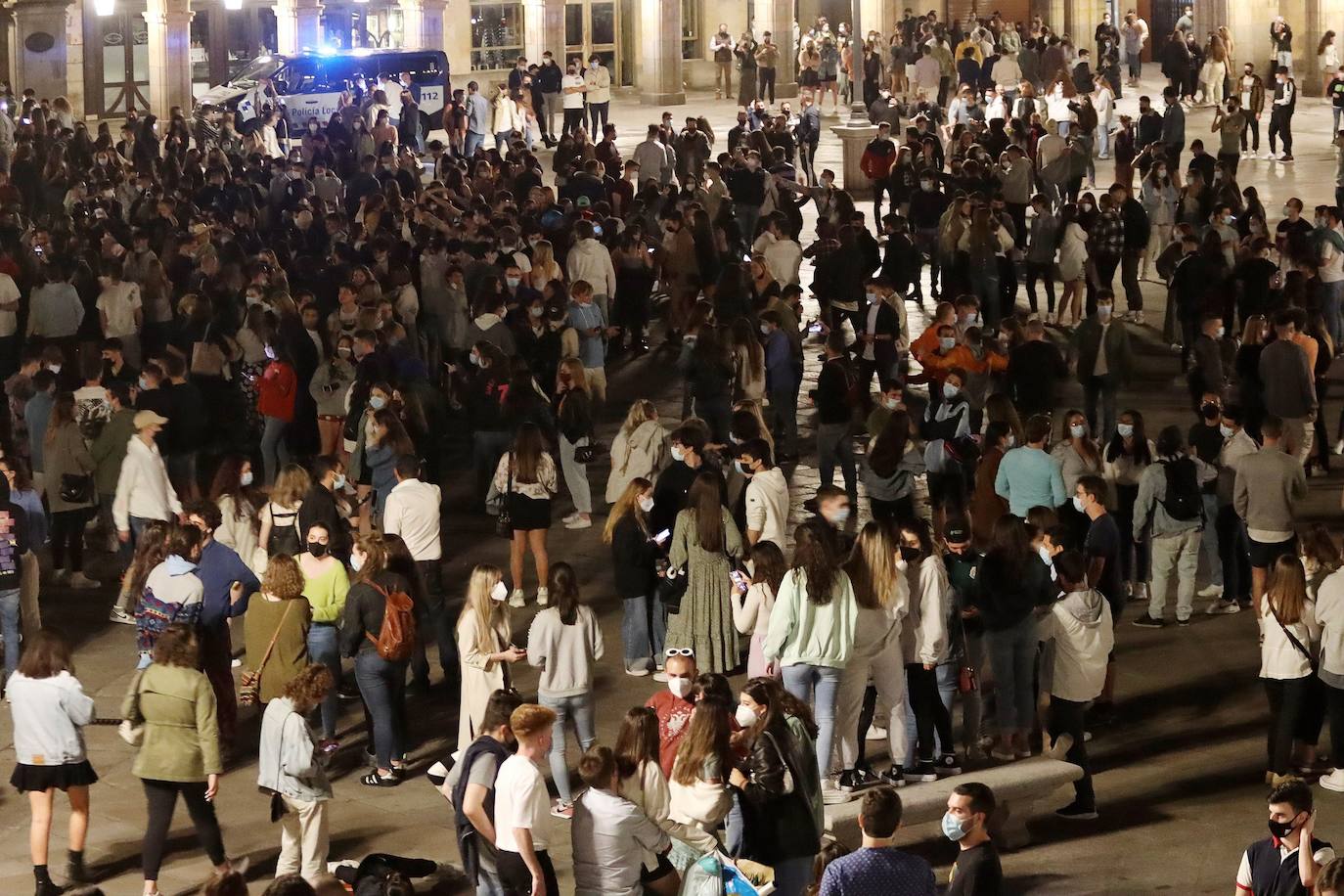 En Barcelona y Madrid muchos jóvenes no se han resistido a celebrar el fin de seis meses de estado de alarma y han salido a las calles como si se tratara de una típica Nochevieja. Las aglomeraciones y la falta de distancia han sido la tónica de estas 'fiestas'.