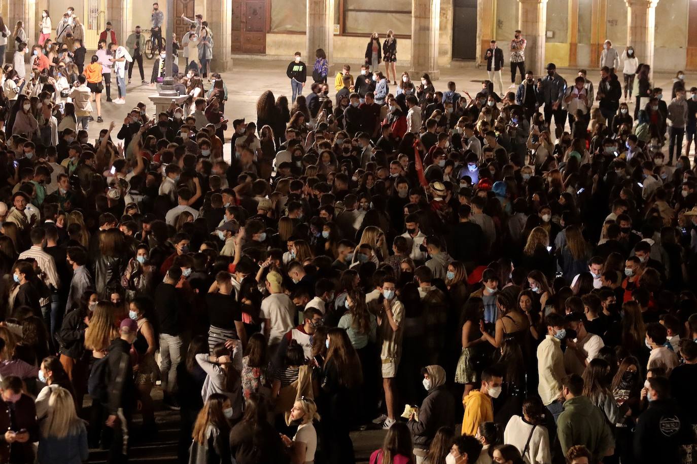 En Barcelona y Madrid muchos jóvenes no se han resistido a celebrar el fin de seis meses de estado de alarma y han salido a las calles como si se tratara de una típica Nochevieja. Las aglomeraciones y la falta de distancia han sido la tónica de estas 'fiestas'.