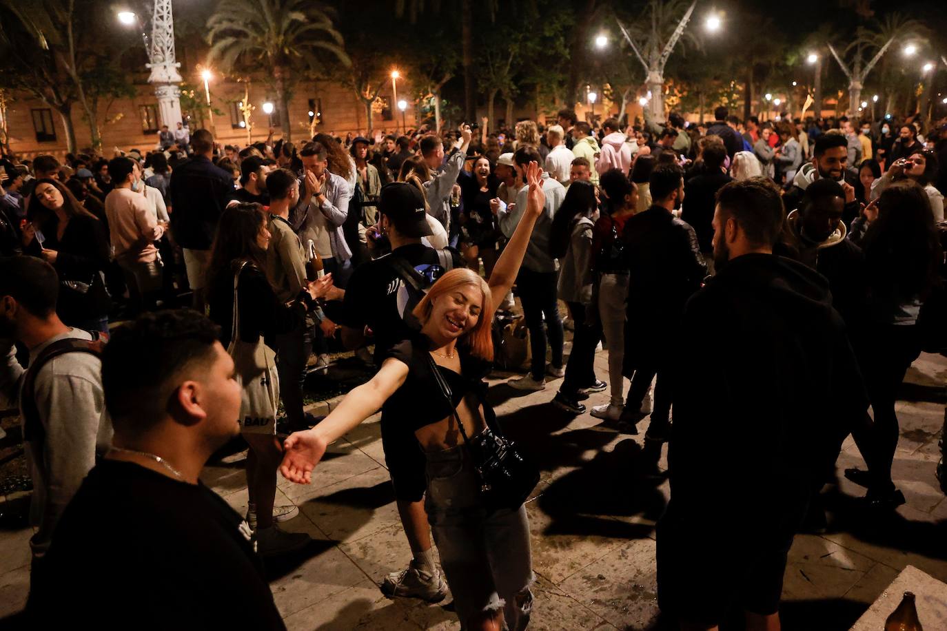 En Barcelona y Madrid muchos jóvenes no se han resistido a celebrar el fin de seis meses de estado de alarma y han salido a las calles como si se tratara de una típica Nochevieja. Las aglomeraciones y la falta de distancia han sido la tónica de estas 'fiestas'.