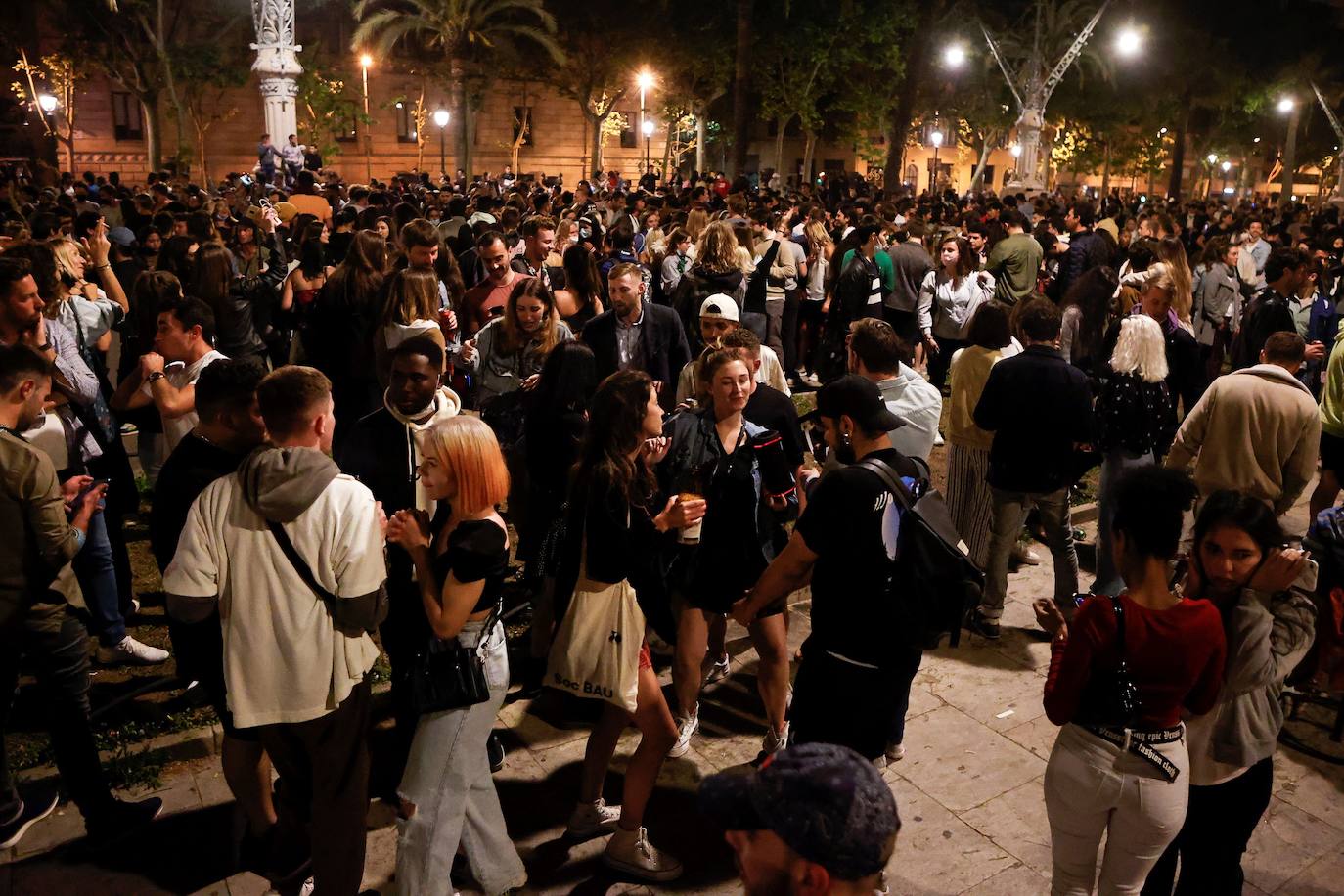 En Barcelona y Madrid muchos jóvenes no se han resistido a celebrar el fin de seis meses de estado de alarma y han salido a las calles como si se tratara de una típica Nochevieja. Las aglomeraciones y la falta de distancia han sido la tónica de estas 'fiestas'.