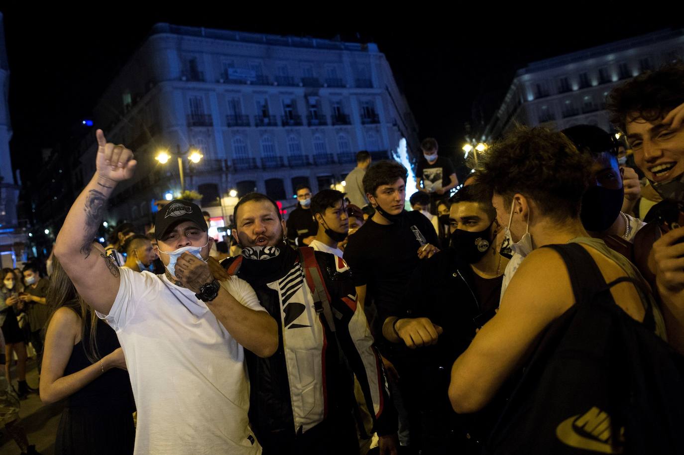 En Barcelona y Madrid muchos jóvenes no se han resistido a celebrar el fin de seis meses de estado de alarma y han salido a las calles como si se tratara de una típica Nochevieja. Las aglomeraciones y la falta de distancia han sido la tónica de estas 'fiestas'.