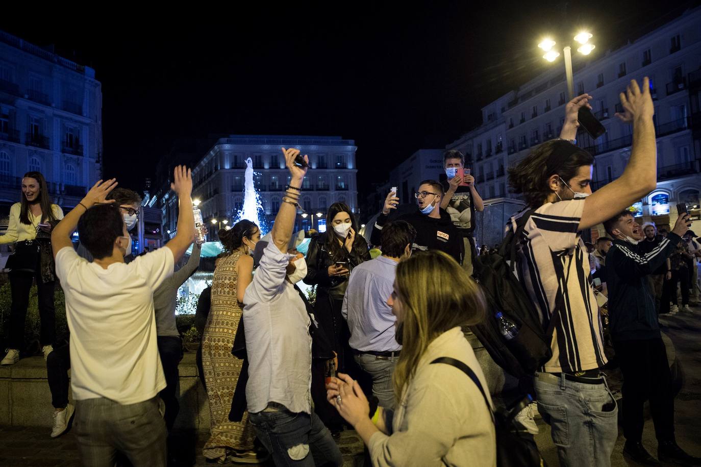 En Barcelona y Madrid muchos jóvenes no se han resistido a celebrar el fin de seis meses de estado de alarma y han salido a las calles como si se tratara de una típica Nochevieja. Las aglomeraciones y la falta de distancia han sido la tónica de estas 'fiestas'.